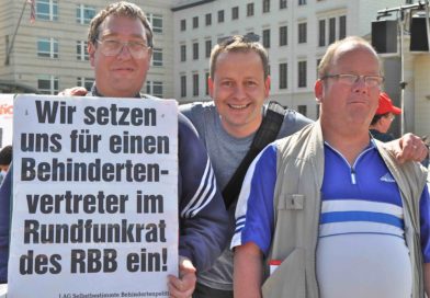 Christian Specht (links) ist Vorstandsmitglied der Lebenshilfe Berlin - gemeinsam mit Klaus Lederer (mitte), dem Senator für Kultur und Europa, DIE LINKE - auf dem Europäischen Protesttag zur Gleichstellung von Menschen mit Behinderung im Mai 2013. Specht kämpfte seit vielen Jahren für einen RBB-Vertreter aus den eigenen Reihen.