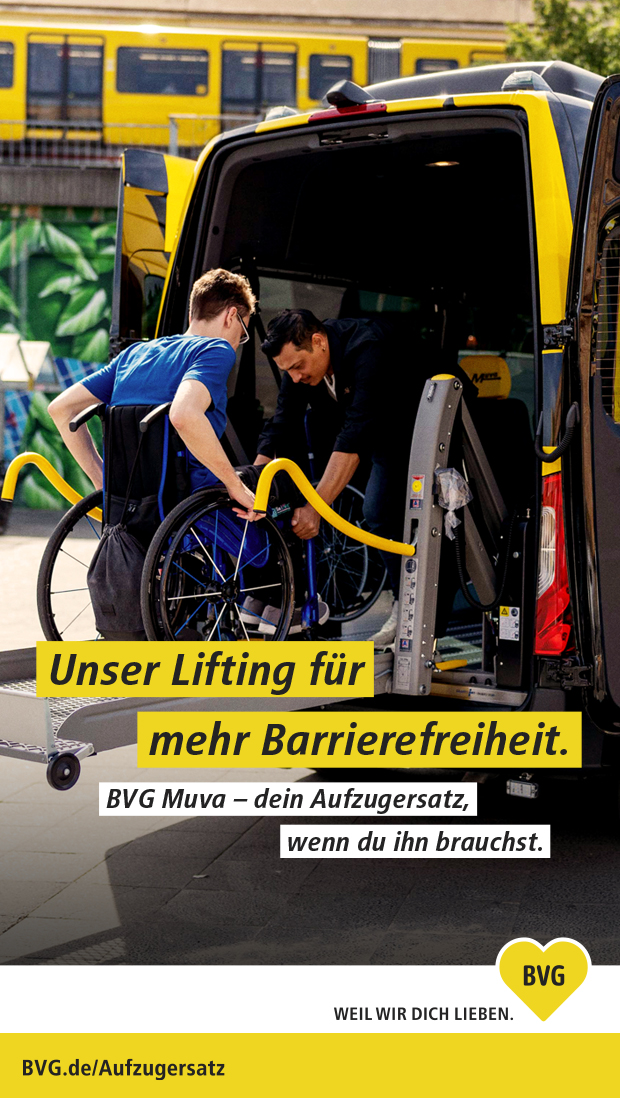 Anzeige der BVG. Zu sehen ist ein junger Mann im Rollstuhl, der in ein Muva-Fahrzeug der BVG fährt. In schwarzer Schrift auf gelben Hintergrund ist geschrieben: Unser Lifting für mehr Barrierefreiheit.