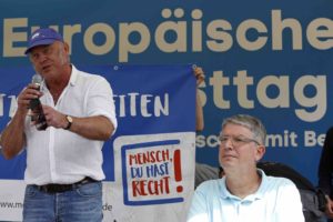 Dr. Ulrich Schneider (links im Bild) ist Hauptgeschäftsführer vom Gesamtverband des Paritätischen Wohlfahrtsverband e.V. Hier auf dem Europäischen Protesttag zur Gleichstellung von Menschen mit Behinderung 2018.