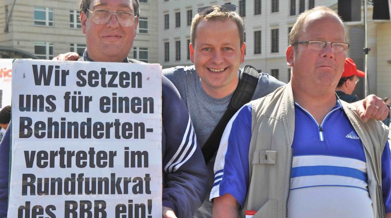 Christian Specht (links) ist Vorstandsmitglied der Lebenshilfe Berlin - gemeinsam mit Klaus Lederer (mitte), dem Senator für Kultur und Europa, DIE LINKE - auf dem Europäischen Protesttag zur Gleichstellung von Menschen mit Behinderung im Mai 2013. Specht kämpfte seit vielen Jahren für einen RBB-Vertreter aus den eigenen Reihen.