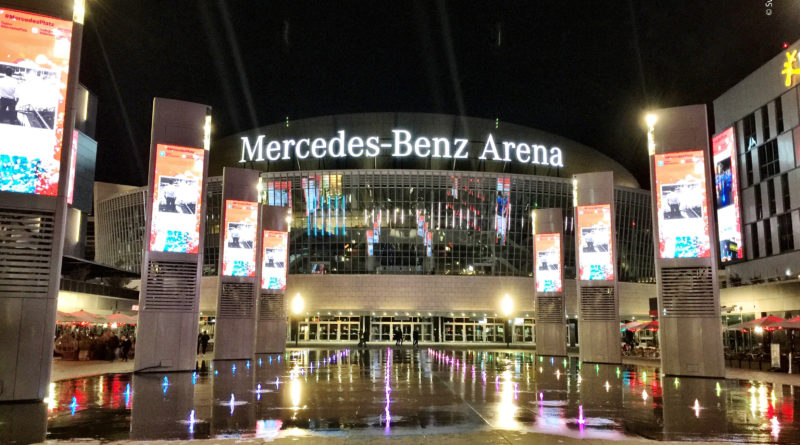 Der Mercedes-Platz am Abend