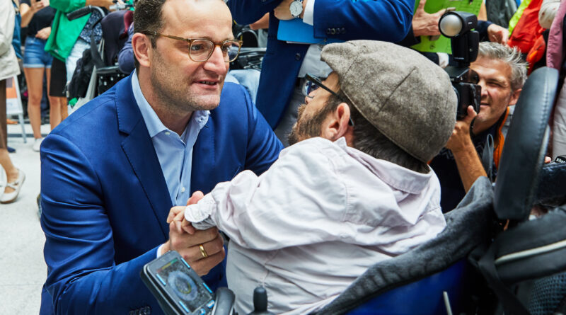 Jens Spahn und Raul Krauthausen