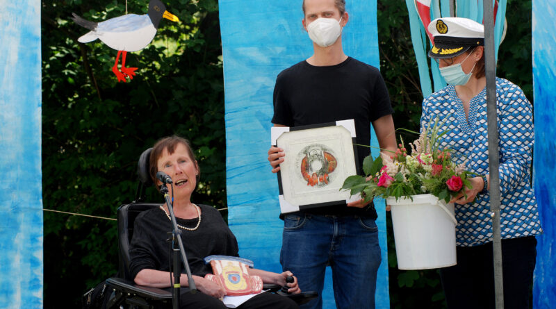 Birgit Steiger im Rollstuhl links im Bild und zwei weitere Personen stehend.