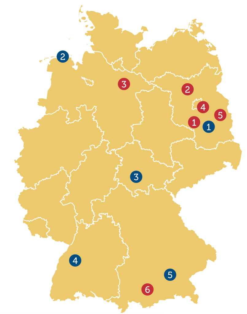 Deutschlandkarte mit 5 blauen und 6 roten Punkten, die die Orte aus dem Text zeigen.