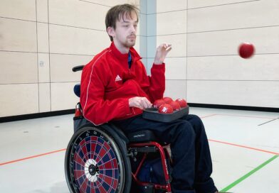 András Derenthal, im Rollstuhl, wirft eine Boccia-Kugel.