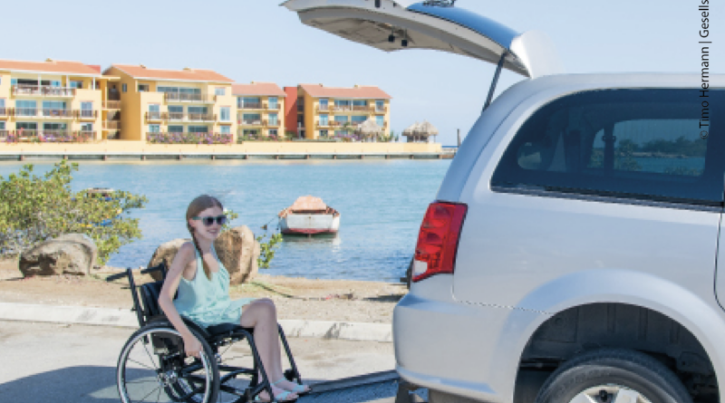 Frau mit Rollstuhl fährt in ein Auto mit Rampe.