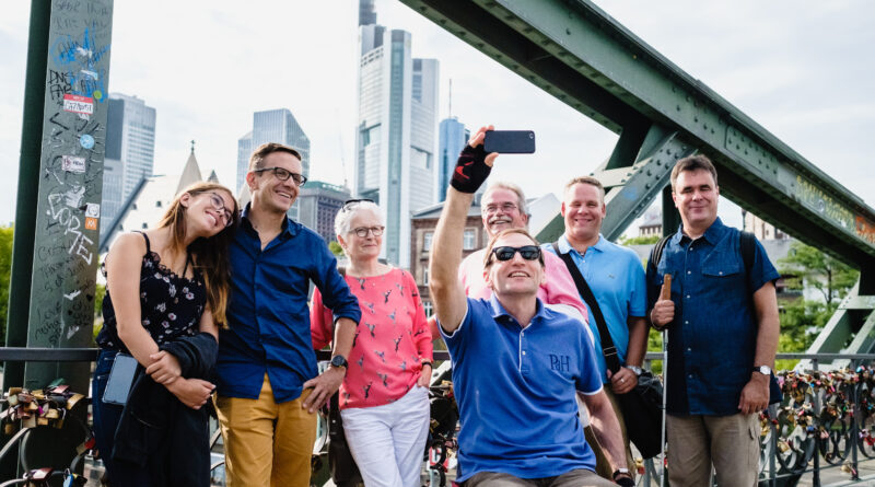 Personengruppe macht ein Selfie in Frankfurt am Main.