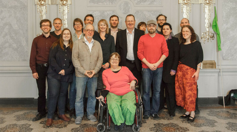 Ute Schnur (im Rollstuhl) mit ihren Kollegen und Kolleginnen der Pankower Bündnis Grünen im Jahr 2016.