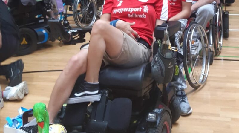 Carmela im Rollstuhl bei einer Siegerehrung.