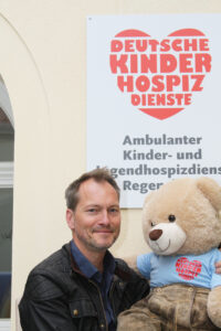 Der neue Botschafter Schauspieler Herbert Schäfer und Maskottchen Hope.