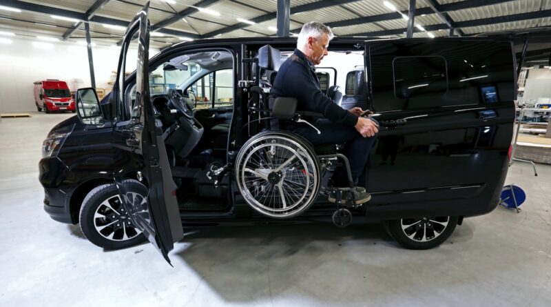 Rollstuhlfahrer steht auf dem Weersink Apollo-Liftsystem vom Fahrzeugumrüster ParaCAR mobility auf der Rehab 2022