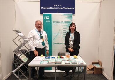 Der Messestand vom RLS e.V. beim Neurologenkongress am Funkturm im November 2022. Am Stand stehen Günter Jorek (links) und Frau Dr. Katharina Glanz (rechts).