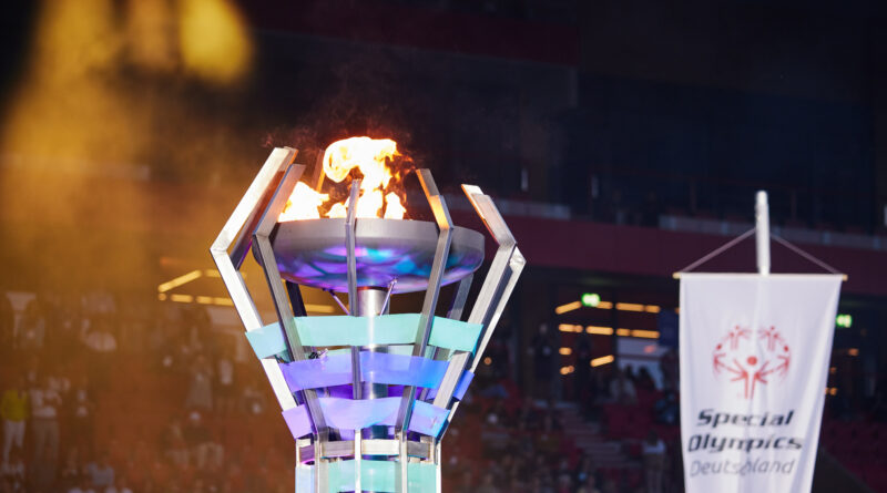 Die Flamme der Special Olympics brennt.