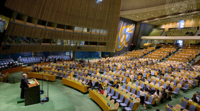 Das UN-Gebäude in New York mit Generalsekretär António Guterres am Mikrofon.