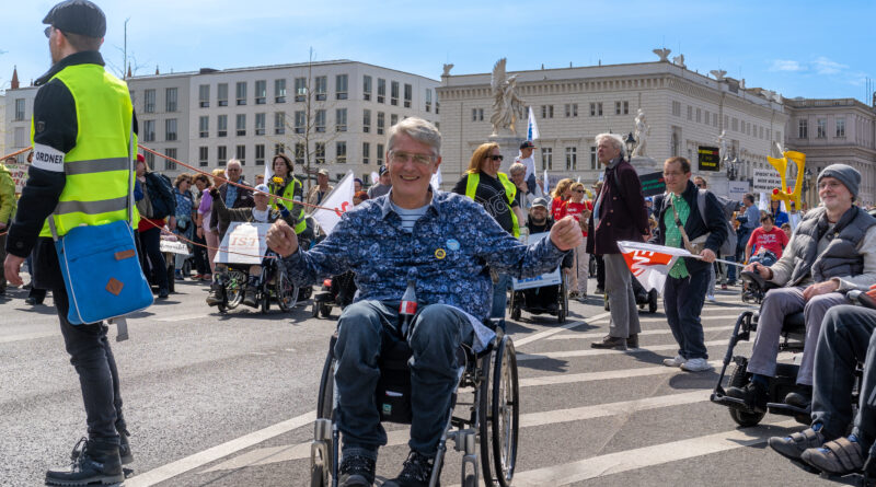 Dominik Peter im Rollstuhl beim Protesttag 2023.