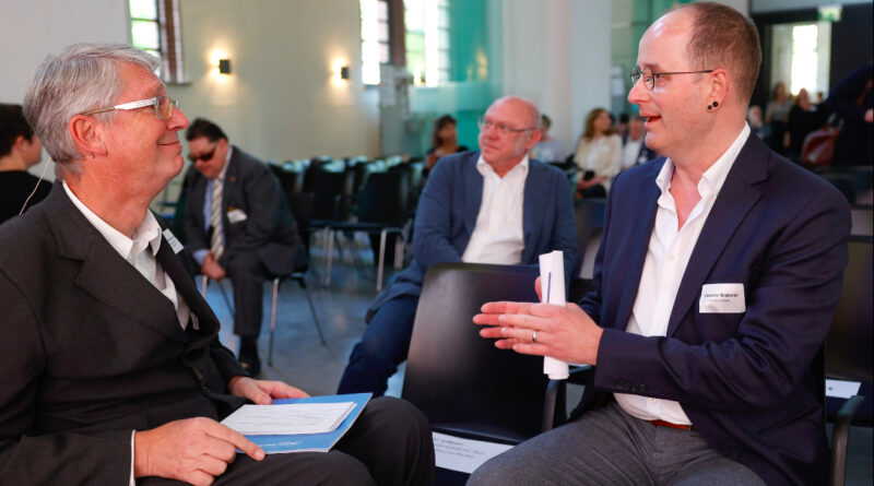 Der LAGeSo-Präsident Alexander Straßmeir (rechts) im Gespräch mit dem Vorstandsvorsitzenden des Paritätischen Wohlfahrtsverband Berlin, Dominik Peter, (links) im Rahmen eines Empfangs.