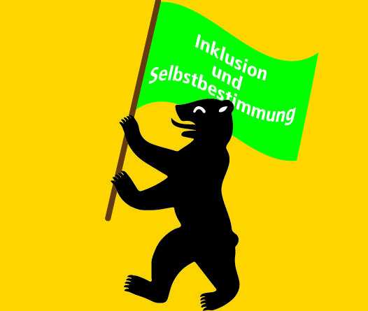 Der Berliner Bär in schwarz hält in den Tatzen eine grüne Fahne mit Aufschrift "Inklusion und Selbstbestimmung". Hintergrund ist gelb.