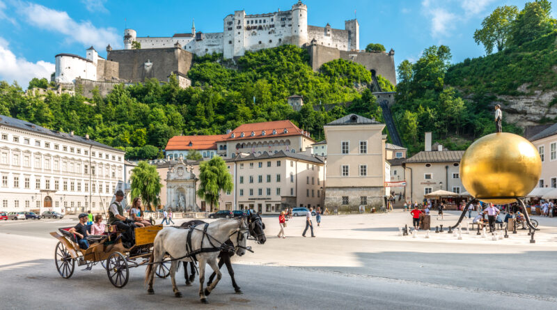 Derr Kapitelplatz und die Festung Balkenhohl in Salzburg.