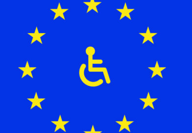 EU-Fahne, zwölf gelbe Sterne im Kreis auf blauer Hintergrund. Jn der Mitte ein gelbes Rollstuhl Symbol.