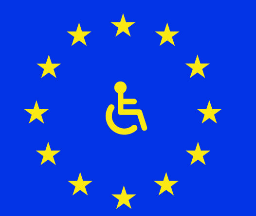 EU-Fahne, zwölf gelbe Sterne im Kreis auf blauer Hintergrund. Jn der Mitte ein gelbes Rollstuhl Symbol.