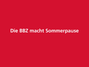Roter Hintergrund und weißer Text: "Die BBZ macht Sommerpause"