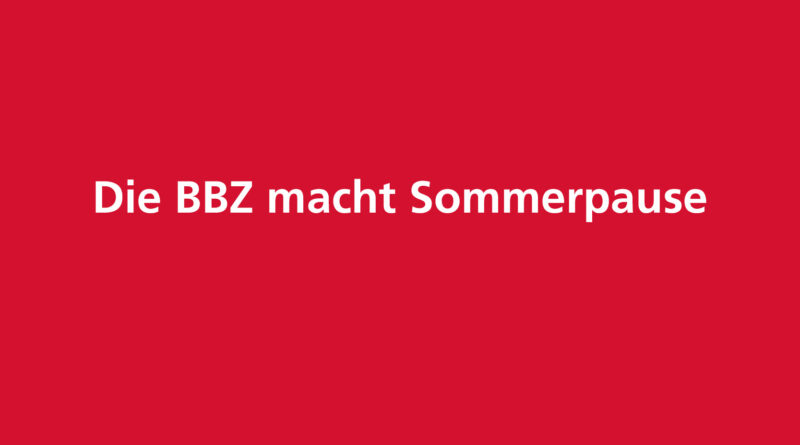 Roter Hintergrund und weißer Text: "Die BBZ macht Sommerpause"