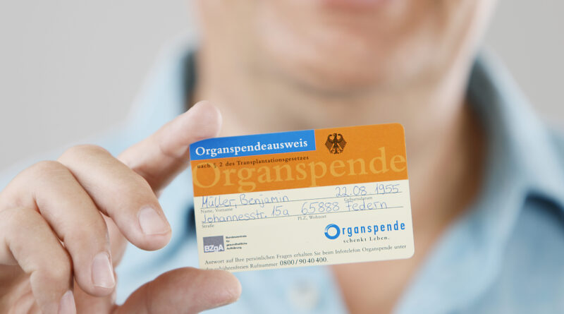 Person hält einen Organspendeausweis