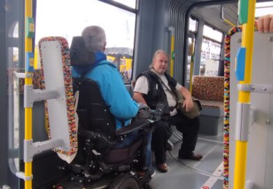 Jan Kajnath (links im Bild) und Andreas Plotka beim Test der neuen Trambaureihe.