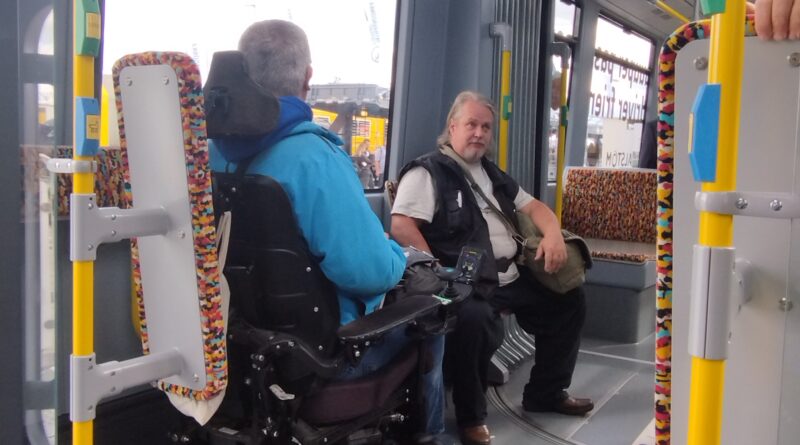 Jan Kajnath (links im Bild) und Andreas Plotka beim Test der neuen Trambaureihe.