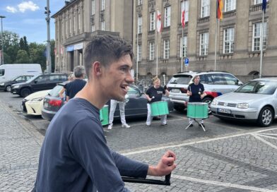 Jasper Dombrowski vor dem Rathaus Schöneberg, in dem der Behindertenbeirat tagt.