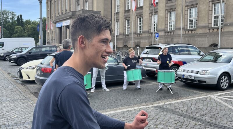 Jasper Dombrowski vor dem Rathaus Schöneberg, in dem der Behindertenbeirat tagt.