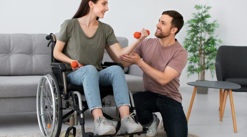 Rollstuhlfahrerin mit Mann in einer Wohnung