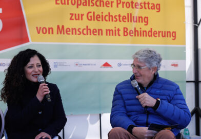 Zur Abschlusskundgebeung war die Sozialsenatorin Cansel Kiziltepe (links) gekommen.