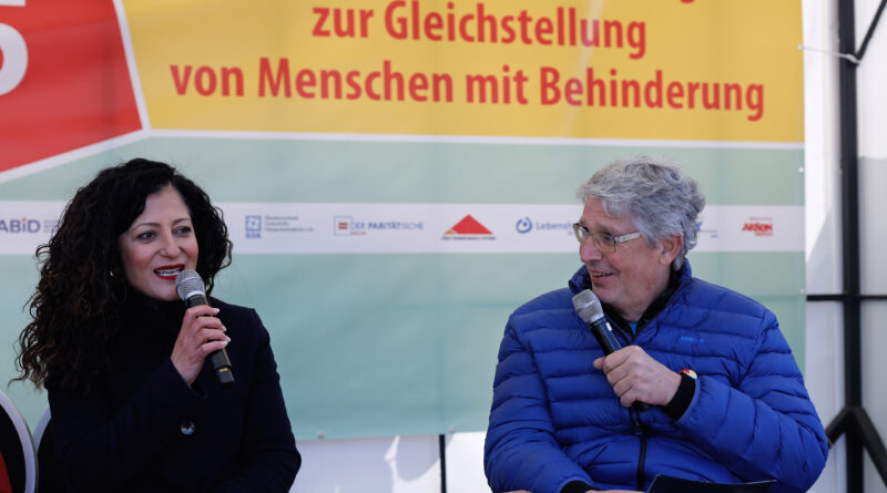 Zur Abschlusskundgebeung war die Sozialsenatorin Cansel Kiziltepe (links) gekommen.