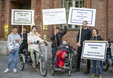 Mitglieder der Arbeitsgemeinschaft der Arbeitgeber*innen mit Persönlicher Assistenz – AAPA e.V., Persönliche Assistent*innen im Arbeitgeber*innenmodell und Mitglieder der Tarifkommission AGM von ver.di bei einer Mahnwache vor der Berliner Senatsverwaltung für Arbeit, Soziales, Gleichstellung, Integration, Vielfalt und Antidiskriminierung in Berlin. Arbeitsgemeinschaft und Assistenten vor der Senatsverwaltung.
