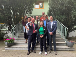 Kai Wegner und Susanne Buss (vordere Reihe v.l.n.r) vor dem inklusiven Pflegehaus „Alfred Jung“.