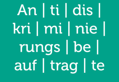 Grüner Hintergrund mit weißer Schrift. Geschrieben steht: An | ti | dis | kri | mi | nie | rungs | be | auf | trag | te