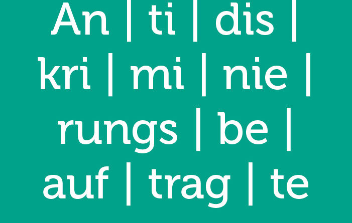Grüner Hintergrund mit weißer Schrift. Geschrieben steht: An | ti | dis | kri | mi | nie | rungs | be | auf | trag | te