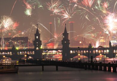Feuerwehr über der Berliner Oberbaumbrücke