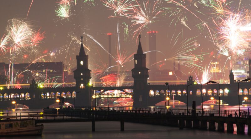 Feuerwehr über der Berliner Oberbaumbrücke