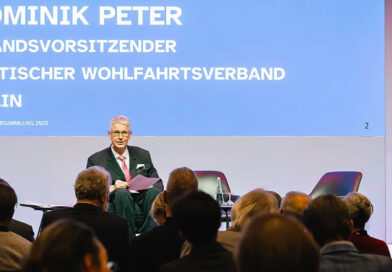 Stefan Dominik Peter, Vorstandsvorsitzender des Paritätischen Wohlfahrtsverbandes Berlin, auf der Bühne bei seiner Rede.