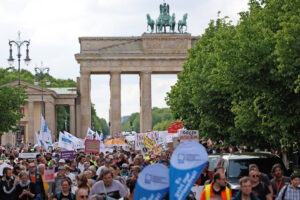 Menschenmenge auf der Straße. Im Hintergrund das Brandenburger Tor .