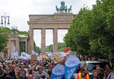 Menschenmenge auf der Straße. Im Hintergrund das Brandenburger Tor .