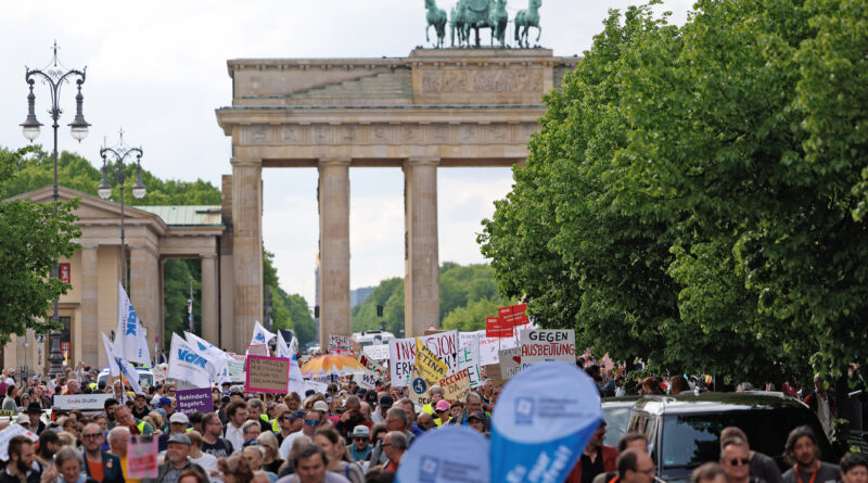 Menschenmenge auf der Straße. Im Hintergrund das Brandenburger Tor .