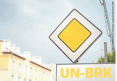 Gelb-weißes Vorfahrtsschild. Darunter steht "UN-BRK".