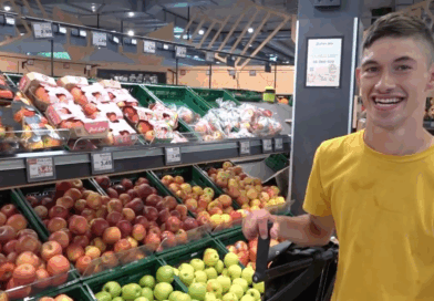 Jasper steht in einem Supermarkt.