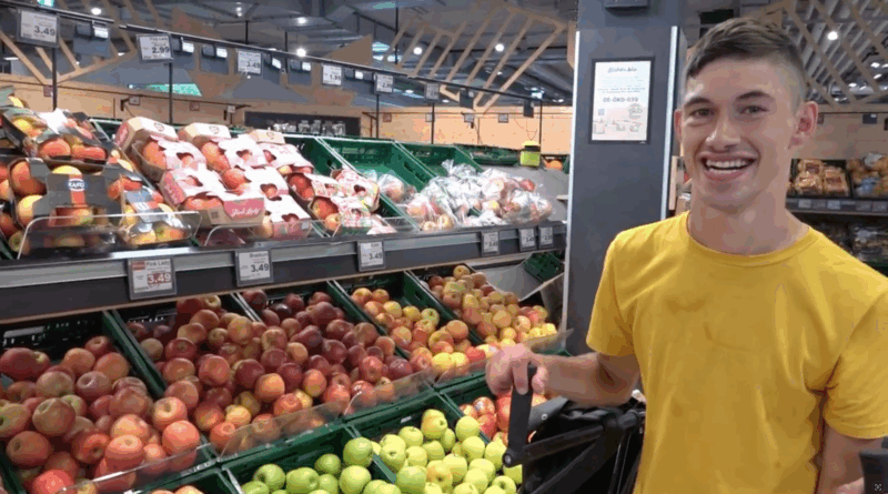 Jasper steht in einem Supermarkt.
