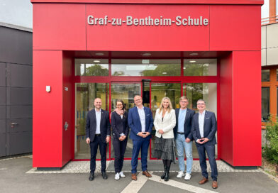 Gruppenfoto vor dem Eingang der Graf-zu-Bentheim-Schule im Blindeninstitut Würzburg (v. l.): Dr. Michael Weis, Institutsleiter; Dr. Tabea Sadowski, Leiterin des Projekts GaViD-Sinne; Dr. Marco Bambach, Vorstand; Anna Stolz, Bayerische Staatsministerin für Unterricht und Kultus; Frank Tollkühn, Schulleiter; Johannes Spielmann, Vorstand.