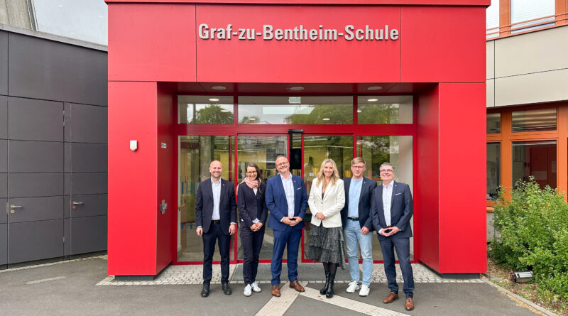 Gruppenfoto vor dem Eingang der Graf-zu-Bentheim-Schule im Blindeninstitut Würzburg (v. l.): Dr. Michael Weis, Institutsleiter; Dr. Tabea Sadowski, Leiterin des Projekts GaViD-Sinne; Dr. Marco Bambach, Vorstand; Anna Stolz, Bayerische Staatsministerin für Unterricht und Kultus; Frank Tollkühn, Schulleiter; Johannes Spielmann, Vorstand.